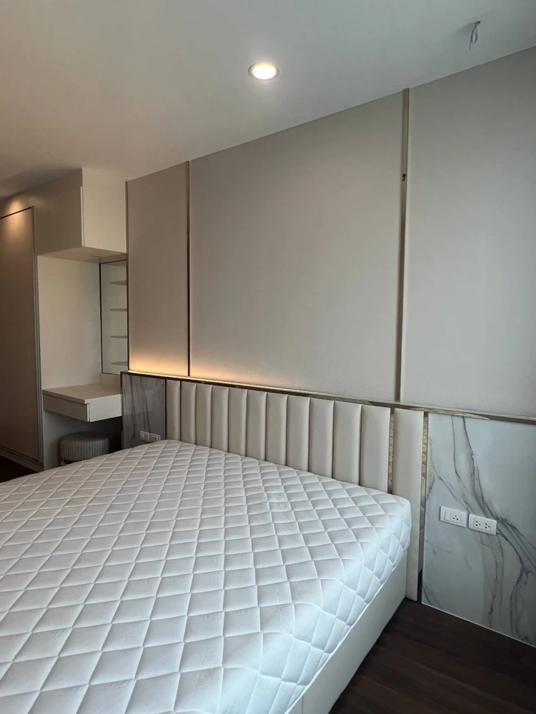 Selling Supalai Prima Riva 1-bedroom unit. Spacious living area with high-quality built-in furniture. Book now!