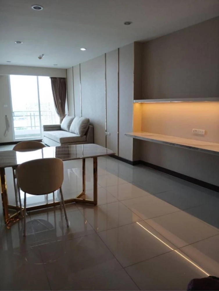 Selling Supalai Prima Riva 1-bedroom unit. Spacious living area with high-quality built-in furniture. Book now!