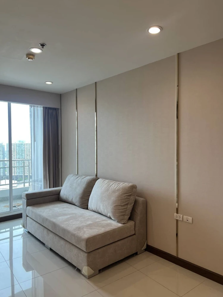 Selling Supalai Prima Riva 1-bedroom unit. Spacious living area with high-quality built-in furniture. Book now!