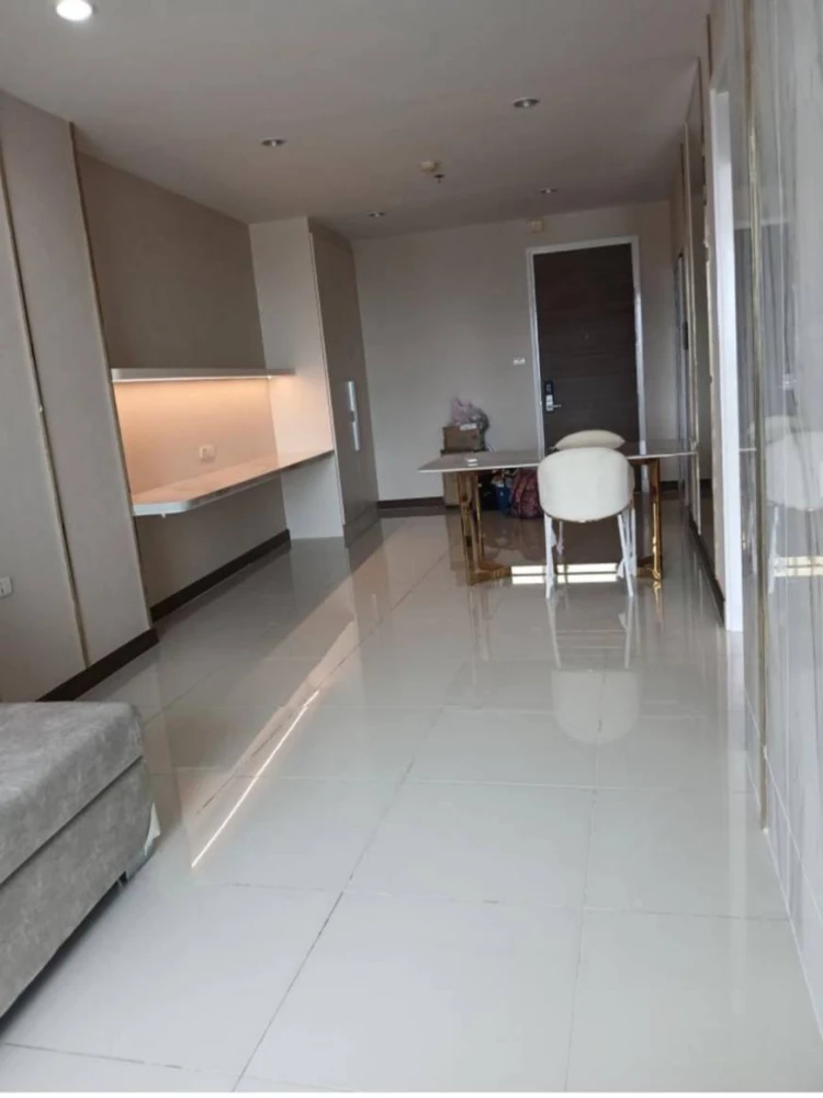 Selling Supalai Prima Riva 1-bedroom unit. Spacious living area with high-quality built-in furniture. Book now!