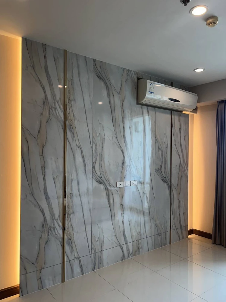 Selling Supalai Prima Riva 1-bedroom unit. Spacious living area with high-quality built-in furniture. Book now!