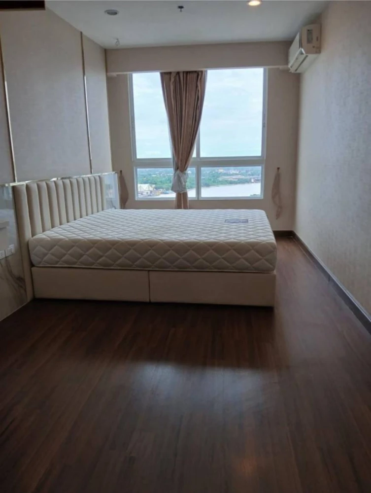 Selling Supalai Prima Riva 1-bedroom unit. Spacious living area with high-quality built-in furniture. Book now!