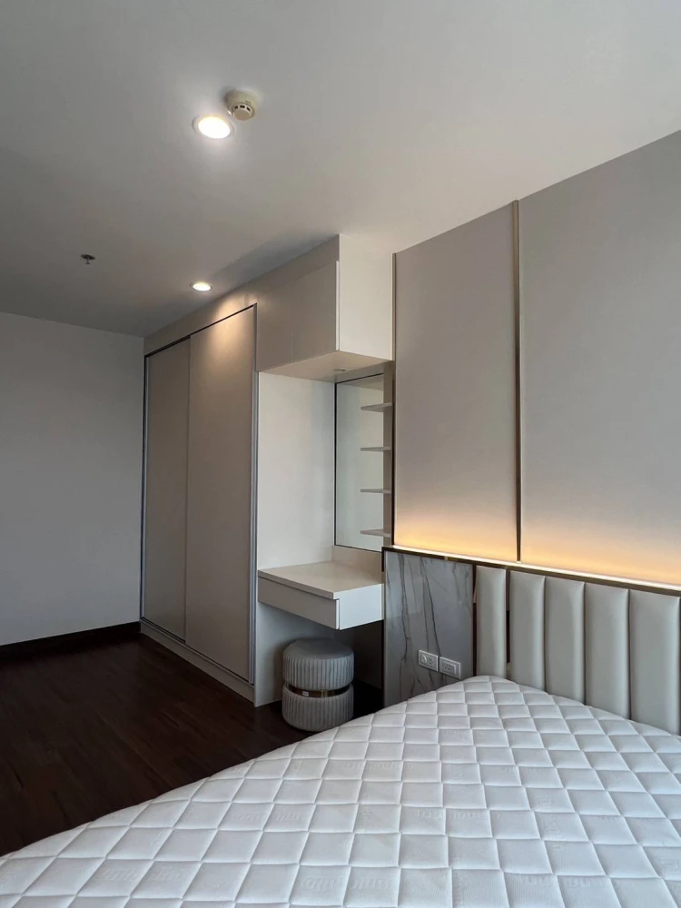 Selling Supalai Prima Riva 1-bedroom unit. Spacious living area with high-quality built-in furniture. Book now!