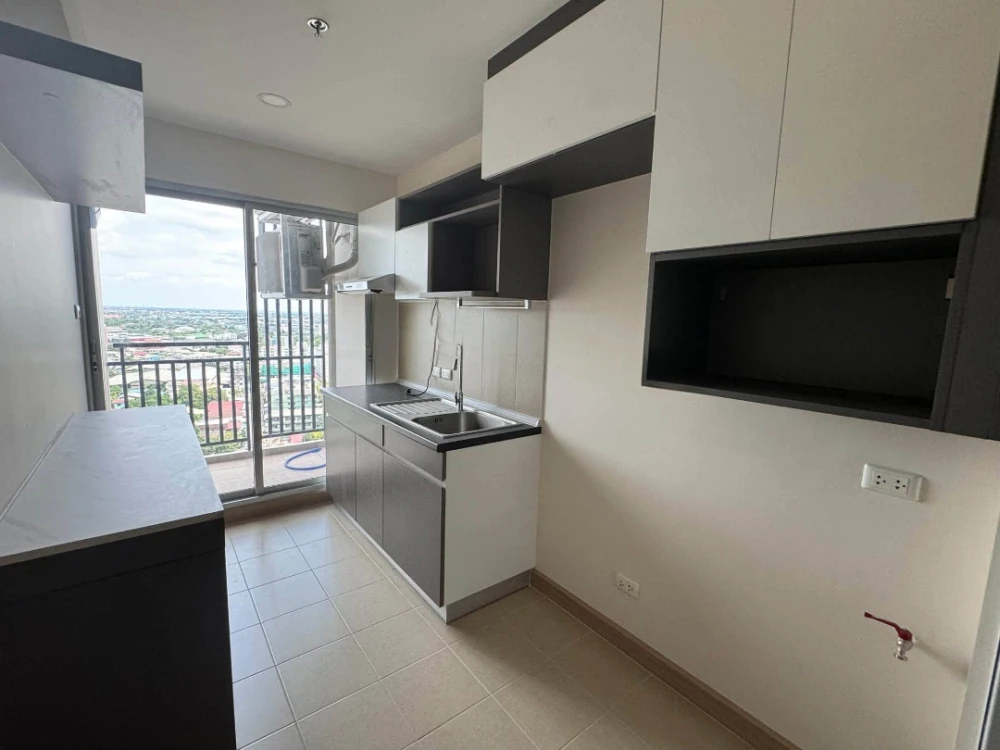 For Sale: Supalai Veranda Phasi Charoen Station. Spacious 42 sq.m. unit with a well-partitioned layout, featuring built-in furniture and a separate ki