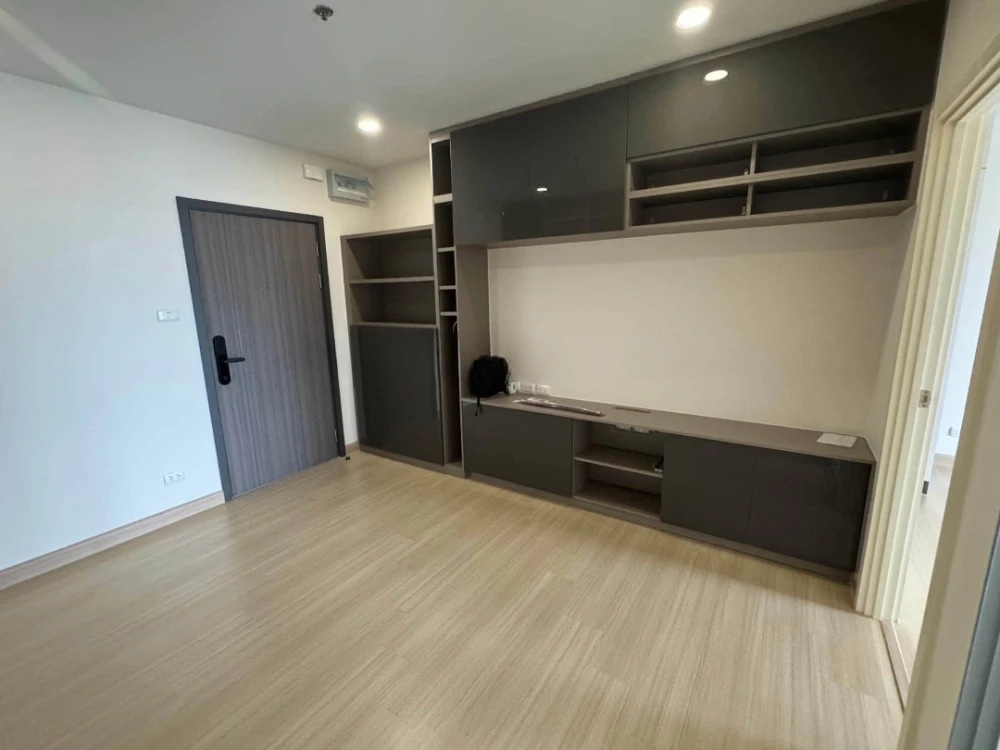 For Sale: Supalai Veranda Phasi Charoen Station. Spacious 42 sq.m. unit with a well-partitioned layout, featuring built-in furniture and a separate ki