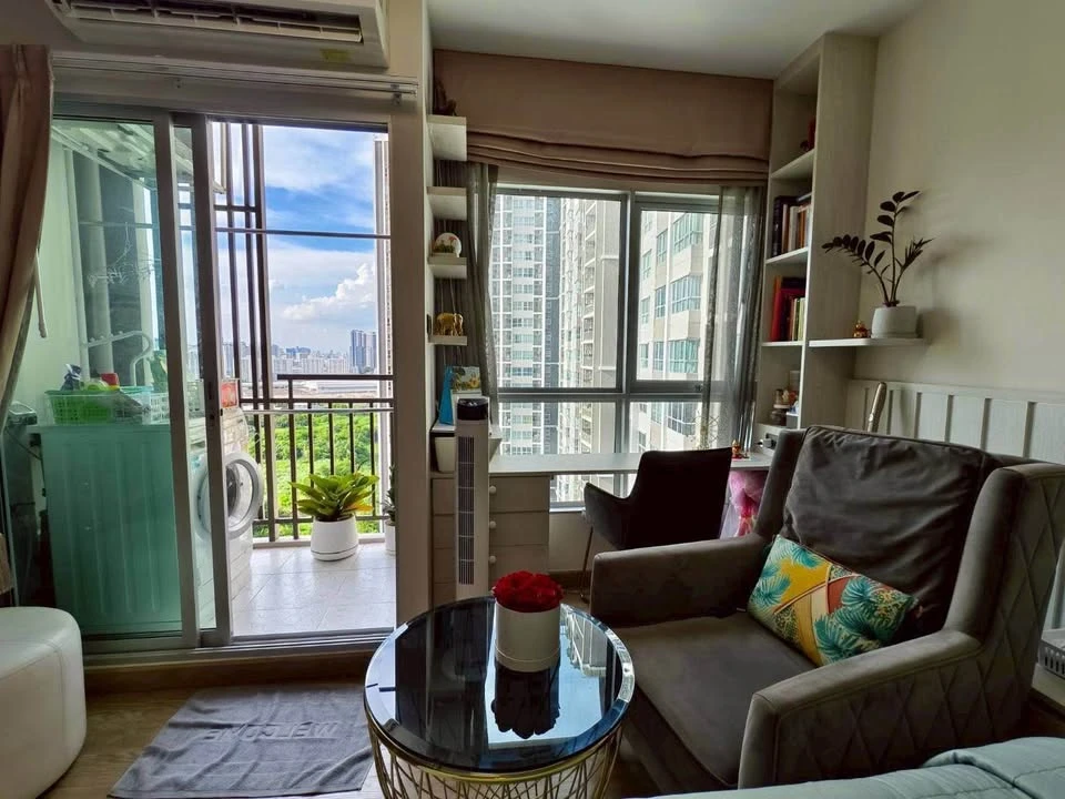 For sale Supalai Veranda Rama 9 with excellent built-in furniture, lots of storage space, swimming pool view, don't miss it.