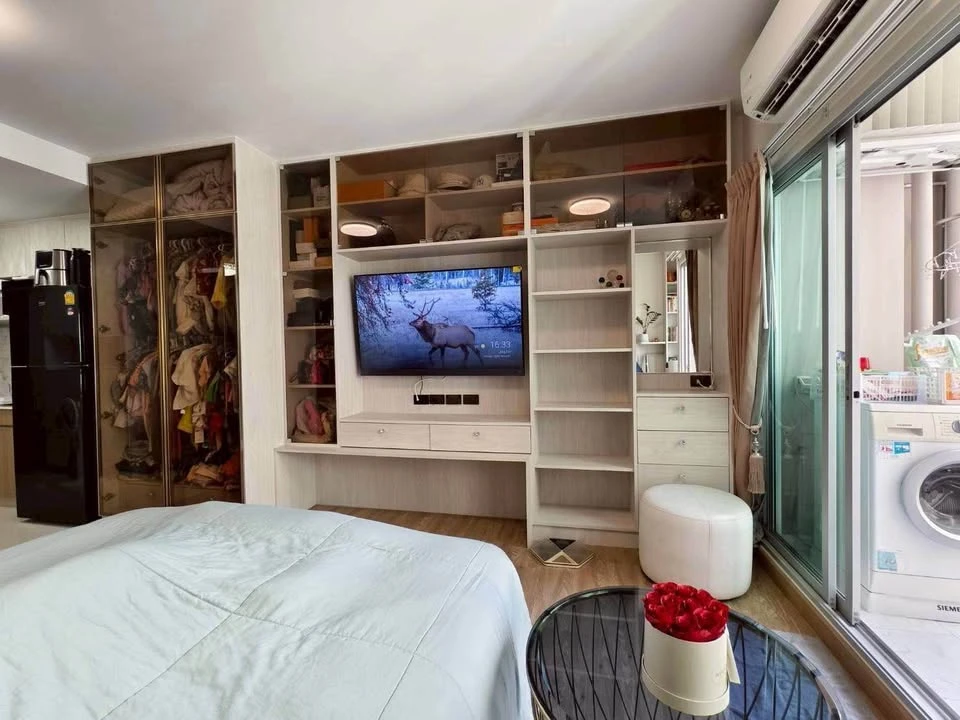 For sale Supalai Veranda Rama 9 with excellent built-in furniture, lots of storage space, swimming pool view, don't miss it.