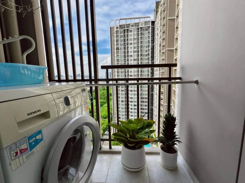 For sale Supalai Veranda Rama 9 with excellent built-in furniture, lots of storage space, swimming pool view, don't miss it.