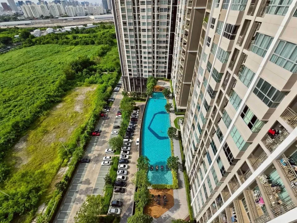 For sale Supalai Veranda Rama 9 with excellent built-in furniture, lots of storage space, swimming pool view, don't miss it.