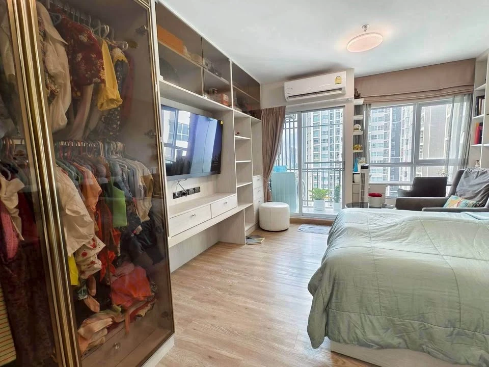 For sale Supalai Veranda Rama 9 with excellent built-in furniture, lots of storage space, swimming pool view, don't miss it.