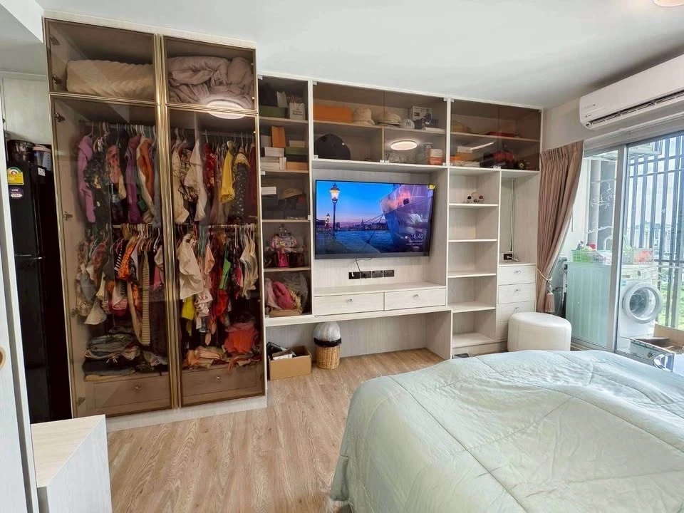 For sale Supalai Veranda Rama 9 with excellent built-in furniture, lots of storage space, swimming pool view, don't miss it.
