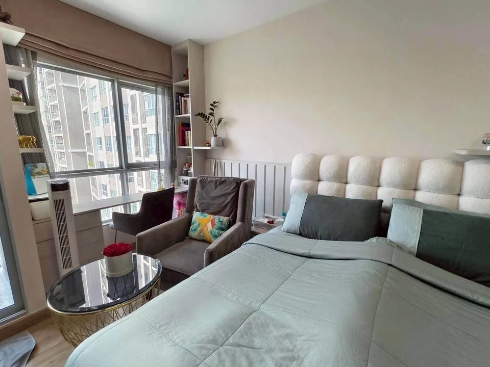 For sale Supalai Veranda Rama 9 with excellent built-in furniture, lots of storage space, swimming pool view, don't miss it.