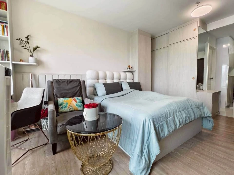 For sale Supalai Veranda Rama 9 with excellent built-in furniture, lots of storage space, swimming pool view, don't miss it.