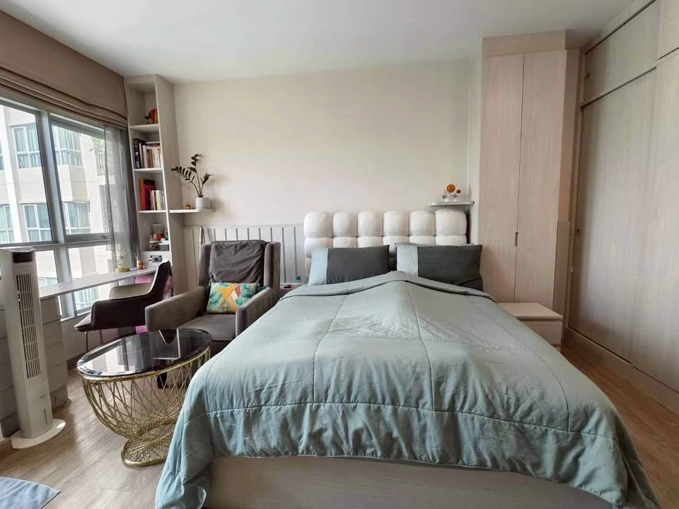 For sale Supalai Veranda Rama 9 with excellent built-in furniture, lots of storage space, swimming pool view, don't miss it.