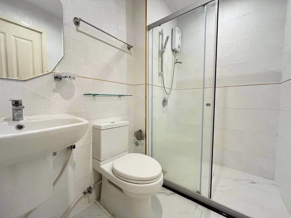 For sale Supalai Veranda Rama 9 with excellent built-in furniture, lots of storage space, swimming pool view, don't miss it.
