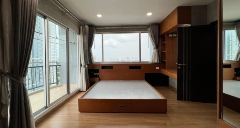 Selling Supalai Vista Tiwanon Intersection, 18th floor. Nice corner unit with great view. Book now!