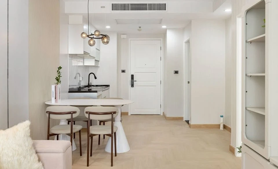 Selling a large 47 sq m Supalai Wellington unit with a spacious living room and unobstructed view from the 6th floor. Fully furnished with appliances,
