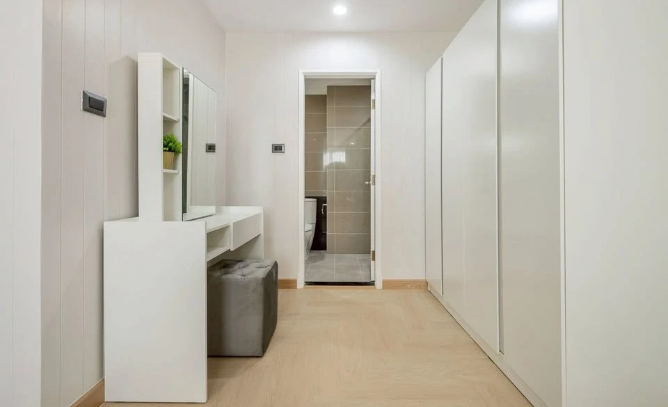 Selling a large 47 sq m Supalai Wellington unit with a spacious living room and unobstructed view from the 6th floor. Fully furnished with appliances,
