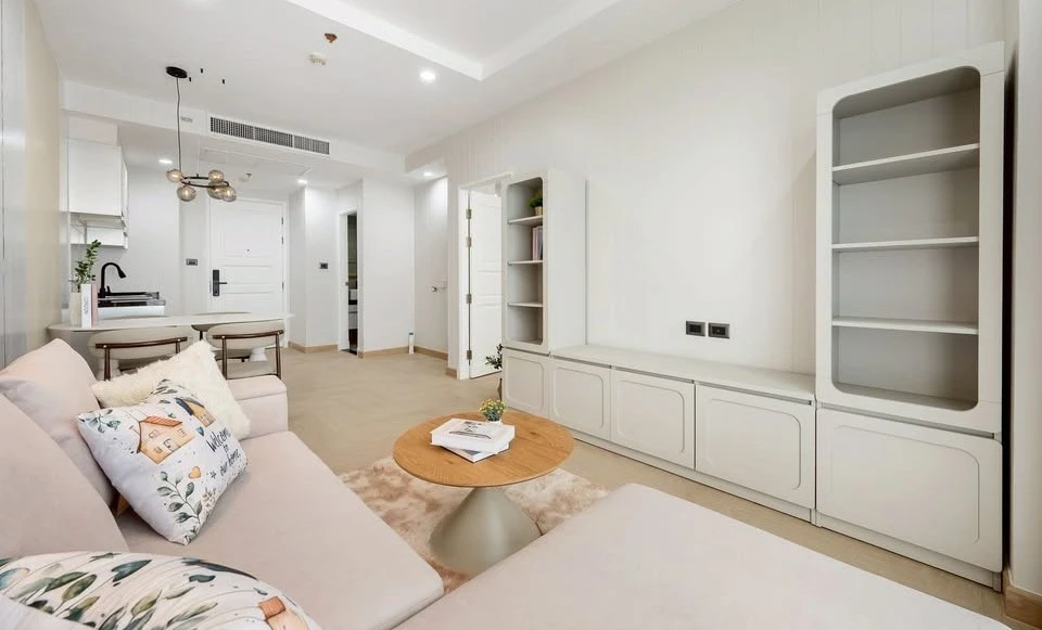 Selling a large 47 sq m Supalai Wellington unit with a spacious living room and unobstructed view from the 6th floor. Fully furnished with appliances,