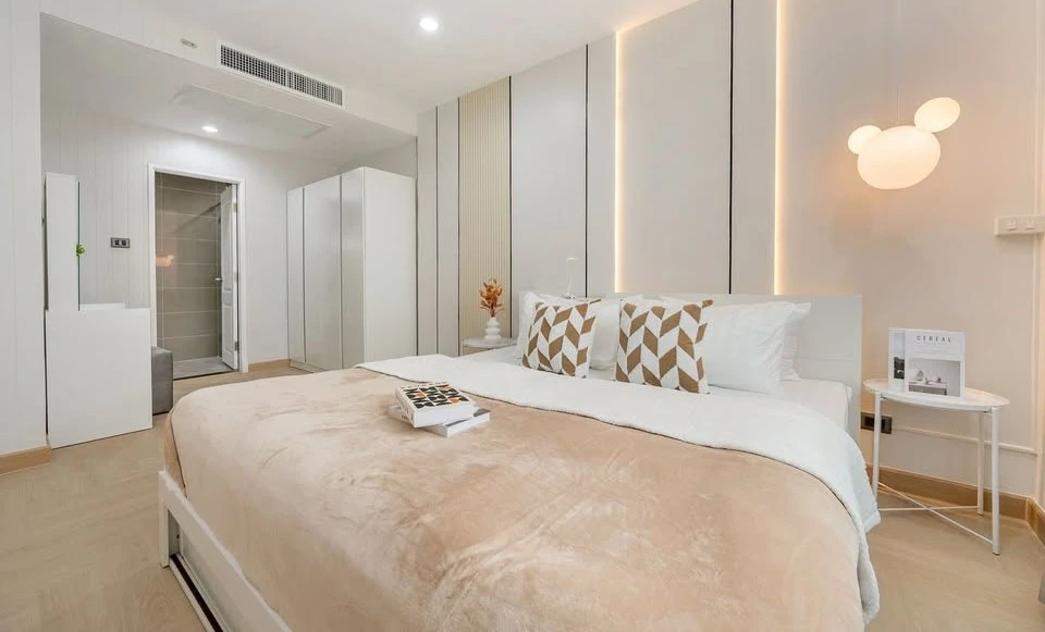 Selling a large 47 sq m Supalai Wellington unit with a spacious living room and unobstructed view from the 6th floor. Fully furnished with appliances,