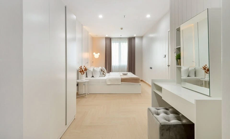 Selling a large 47 sq m Supalai Wellington unit with a spacious living room and unobstructed view from the 6th floor. Fully furnished with appliances,