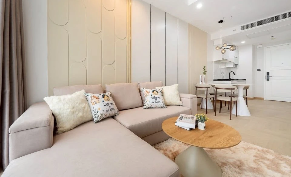 Selling a large 47 sq m Supalai Wellington unit with a spacious living room and unobstructed view from the 6th floor. Fully furnished with appliances,