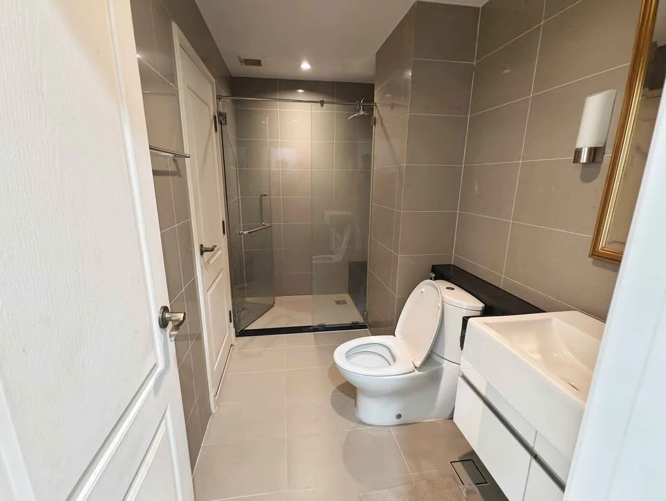 Selling Supalai Wellington, spacious unit with ample usable space, high-quality wallpaper, convenient location. Don't miss out!
