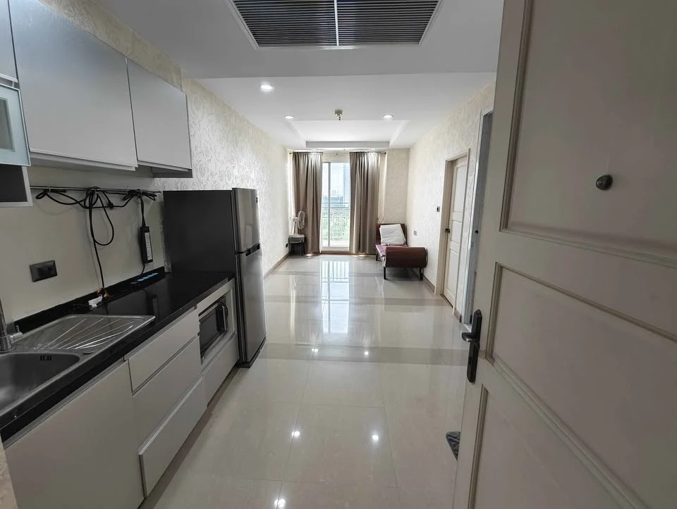 Selling Supalai Wellington, spacious unit with ample usable space, high-quality wallpaper, convenient location. Don't miss out!
