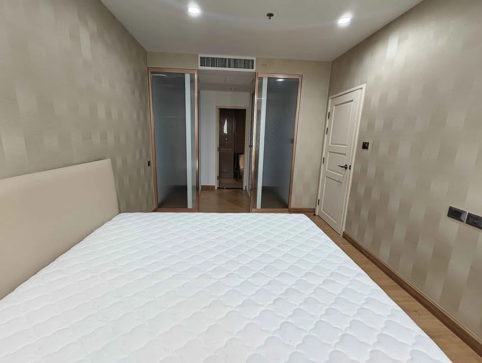 Selling Supalai Wellington, spacious unit with ample usable space, high-quality wallpaper, convenient location. Don't miss out!