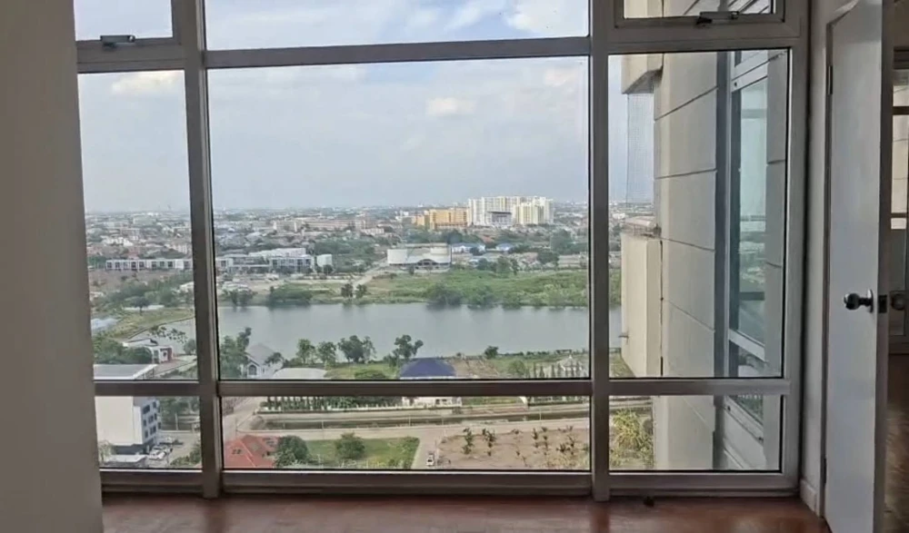 Superior Condominium for sale. Unfurnished unit with spacious living area in a great location with beautiful, unblocked views. Book now!