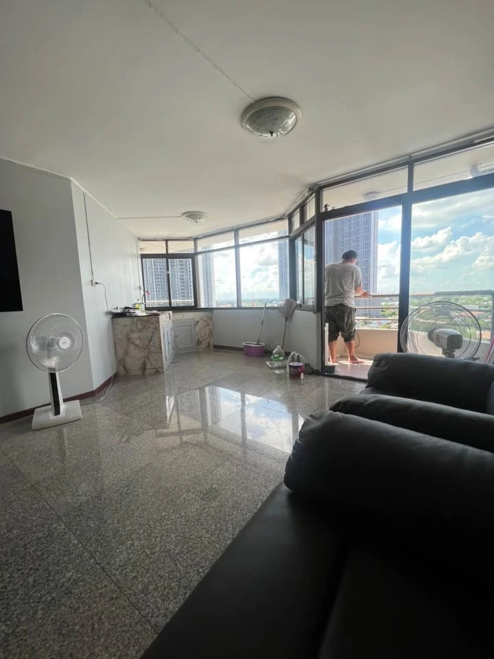 Selling Tararin Chaophaya, 2 bedrooms, spacious living area, great location, beautiful unblocked view, convenient transportation. Book now!