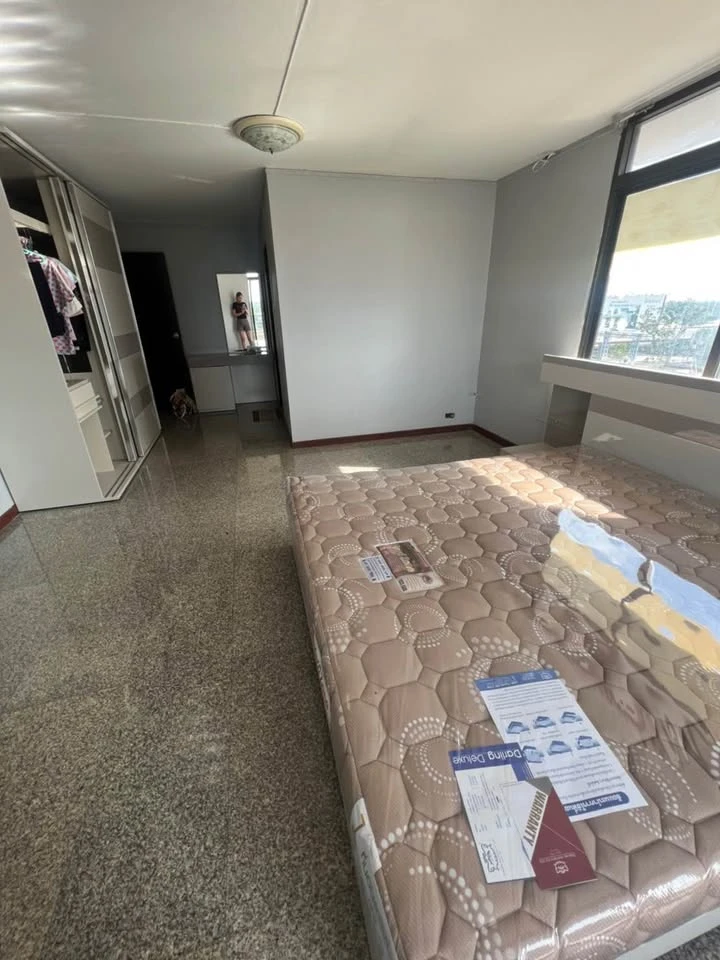 Selling Tararin Chaophaya, 2 bedrooms, spacious living area, great location, beautiful unblocked view, convenient transportation. Book now!