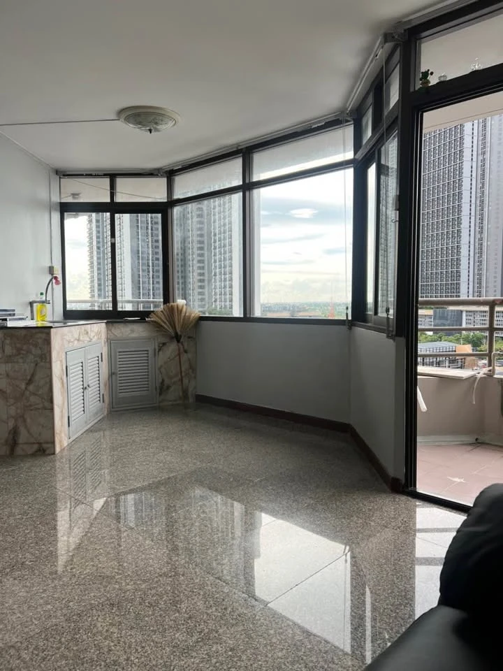 Selling Tararin Chaophaya, 2 bedrooms, spacious living area, great location, beautiful unblocked view, convenient transportation. Book now!