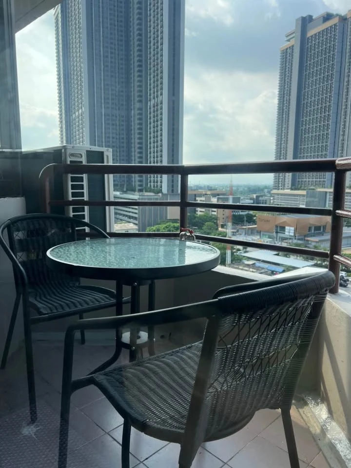Selling Tararin Chaophaya, 2 bedrooms, spacious living area, great location, beautiful unblocked view, convenient transportation. Book now!