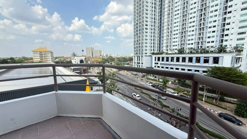 Selling a corner unit at Tararin Chaophaya, offering privacy and a beautiful minimalist design. Don't miss out!