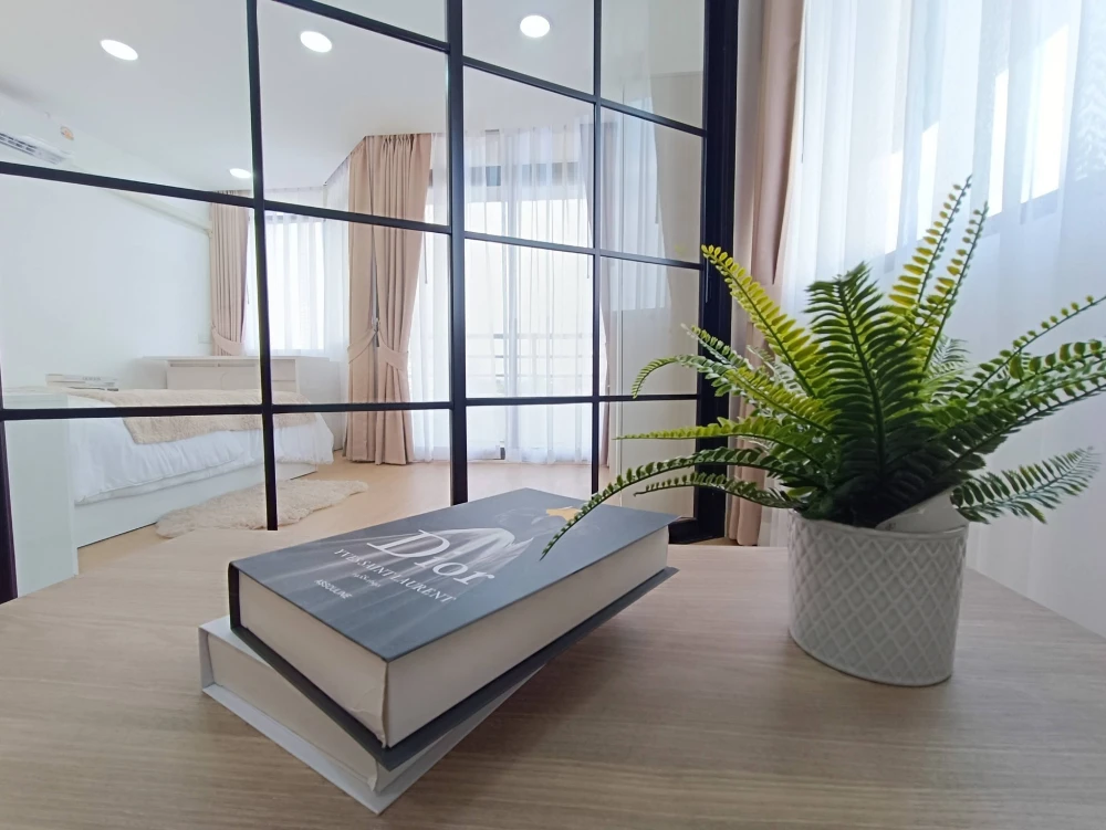 Selling a corner unit at Tararin Chaophaya, offering privacy and a beautiful minimalist design. Don't miss out!
