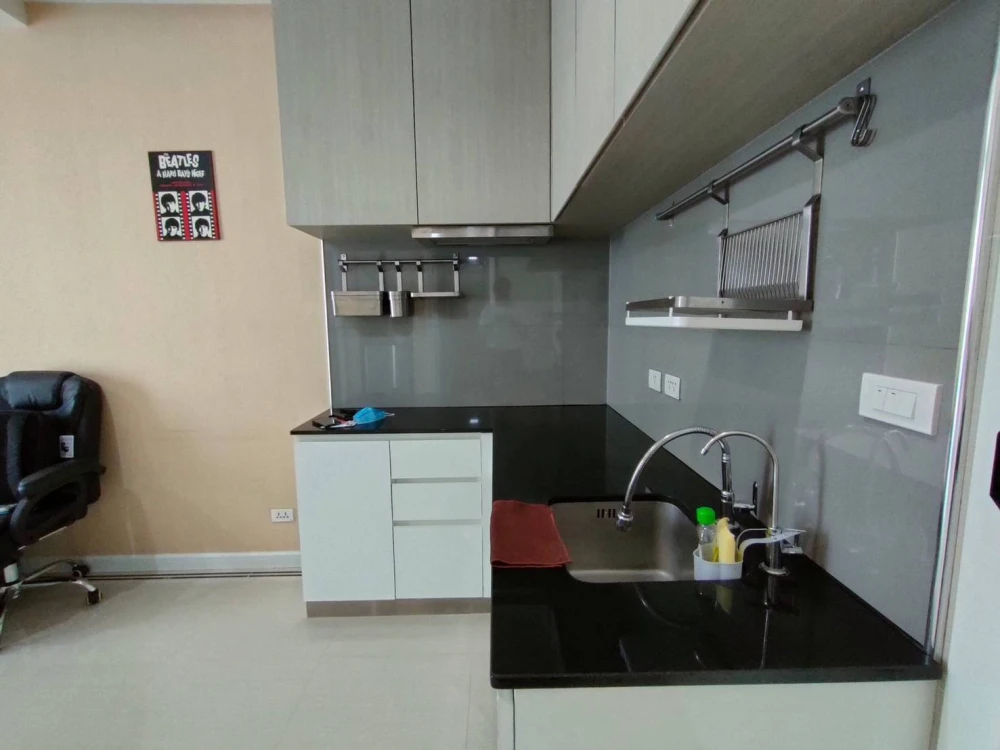 For sale TC Green 1 bedroom 1 bathroom, comes with furniture and complete facilities. Don't miss out on this great deal.