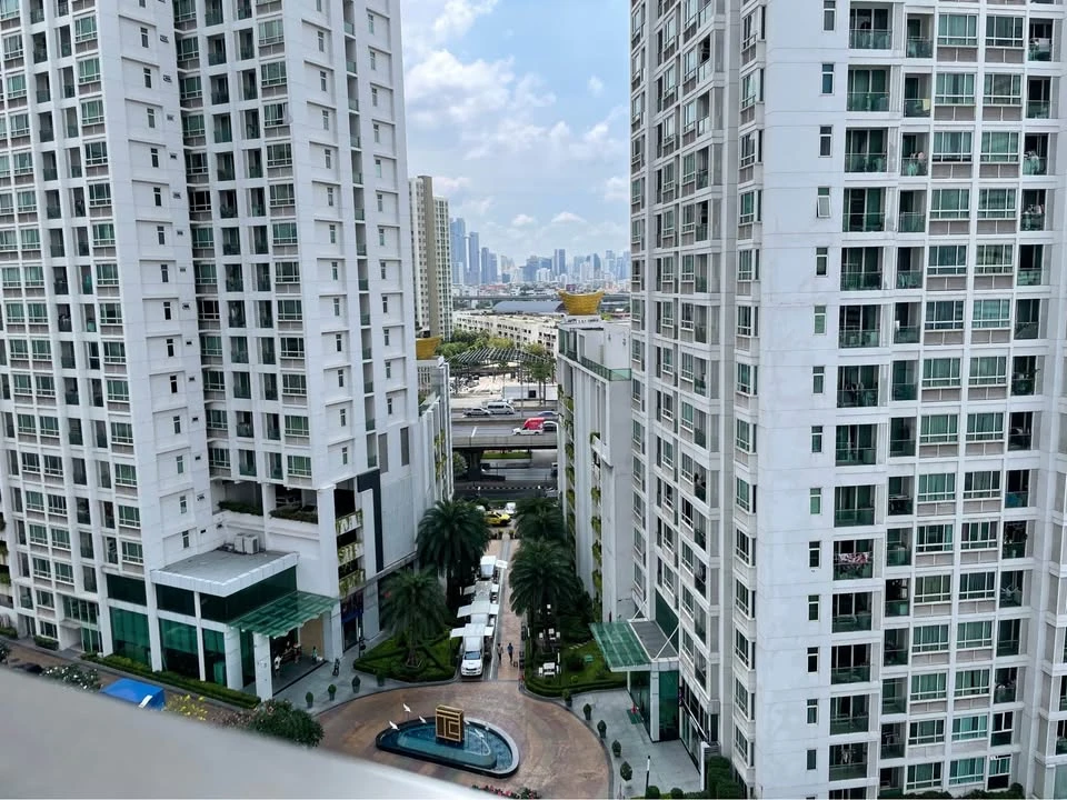 For sale: TC Green Condo, fully furnished, ready to move in, in the heart of Rama 9, 2.70 m. high ceiling, with large bed and sofa bed. Reserve now.