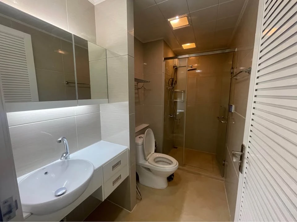 For sale: TC Green Condo, fully furnished, ready to move in, in the heart of Rama 9, 2.70 m. high ceiling, with large bed and sofa bed. Reserve now.