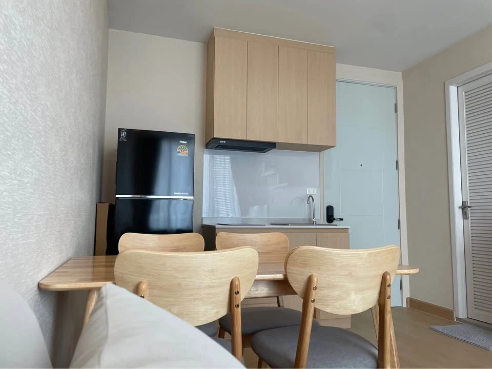 For sale: TC Green Condo, fully furnished, ready to move in, in the heart of Rama 9, 2.70 m. high ceiling, with large bed and sofa bed. Reserve now.