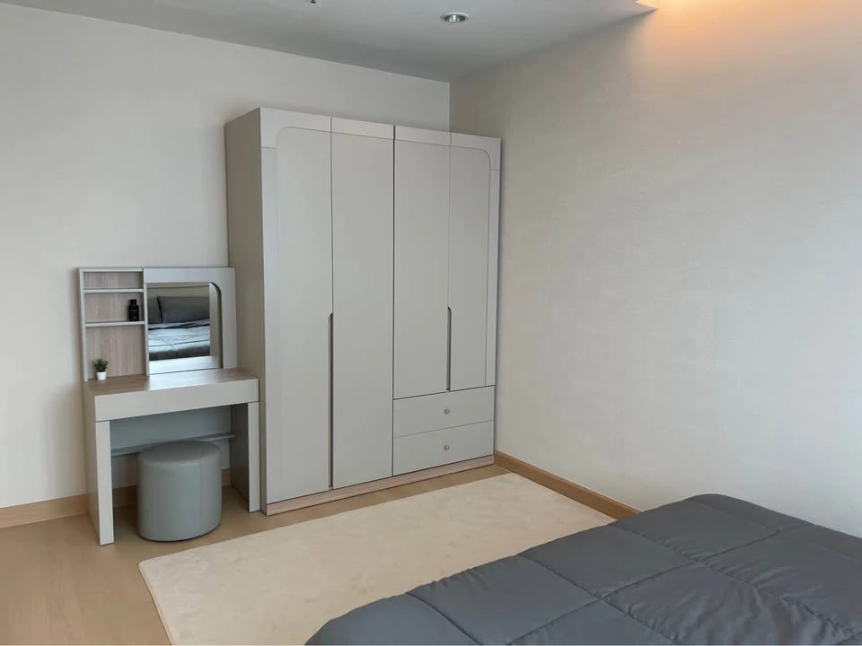 For sale: TC Green Condo, fully furnished, ready to move in, in the heart of Rama 9, 2.70 m. high ceiling, with large bed and sofa bed. Reserve now.