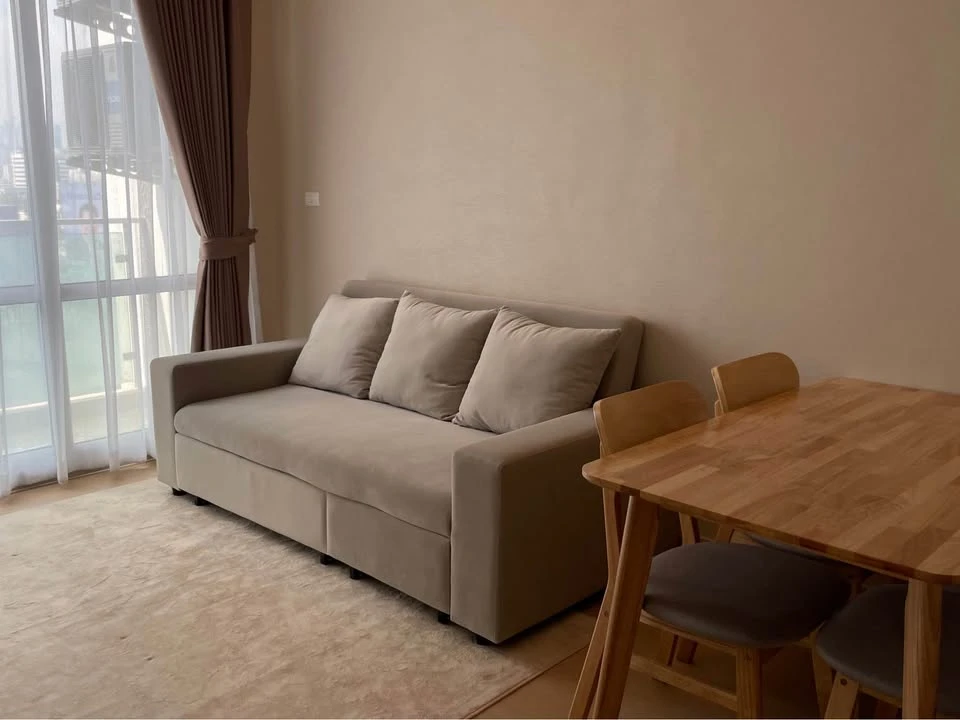 For sale: TC Green Condo, fully furnished, ready to move in, in the heart of Rama 9, 2.70 m. high ceiling, with large bed and sofa bed. Reserve now.