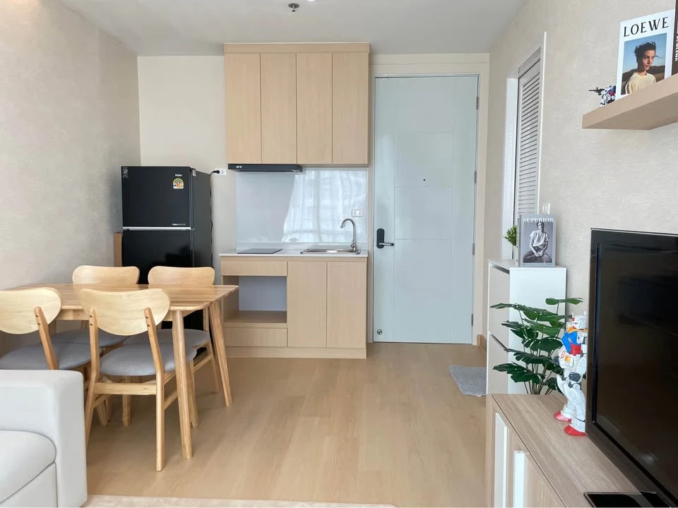 For sale: TC Green Condo, fully furnished, ready to move in, in the heart of Rama 9, 2.70 m. high ceiling, with large bed and sofa bed. Reserve now.