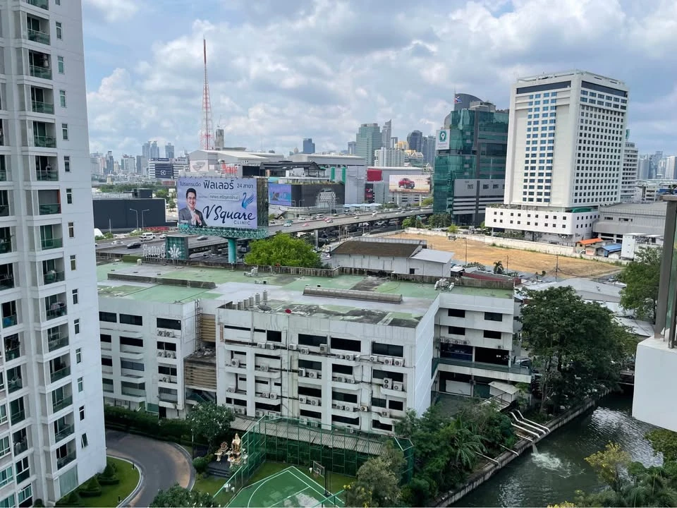 For sale: TC Green Condo, fully furnished, ready to move in, in the heart of Rama 9, 2.70 m. high ceiling, with large bed and sofa bed. Reserve now.