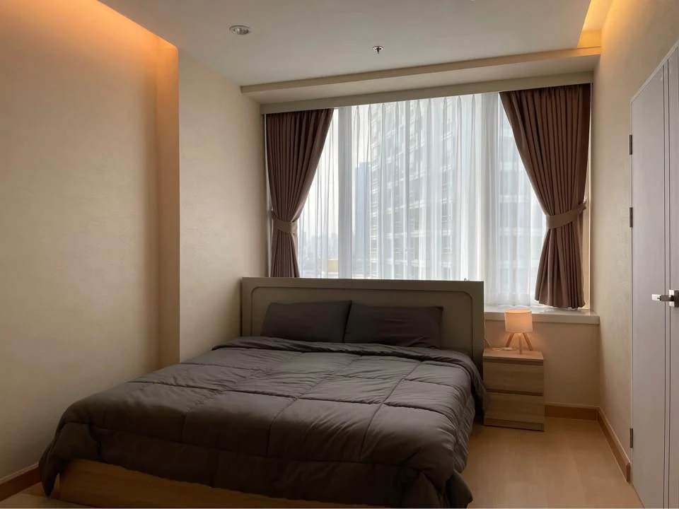 For sale: TC Green Condo, fully furnished, ready to move in, in the heart of Rama 9, 2.70 m. high ceiling, with large bed and sofa bed. Reserve now.