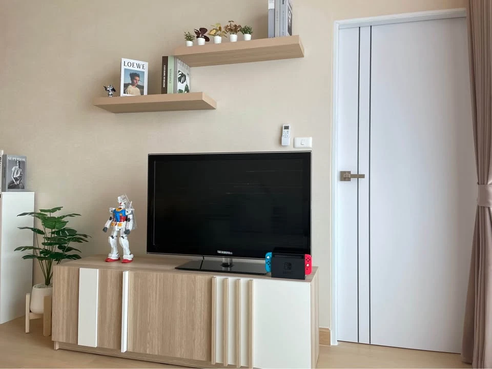 For sale: TC Green Condo, fully furnished, ready to move in, in the heart of Rama 9, 2.70 m. high ceiling, with large bed and sofa bed. Reserve now.