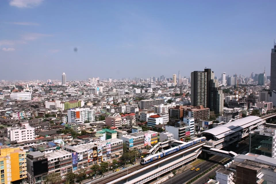 For sale: Teal Sathorn-Taksin, high floor, corner room, unobstructed city view, facing north, cool all day, good ventilation, must book.