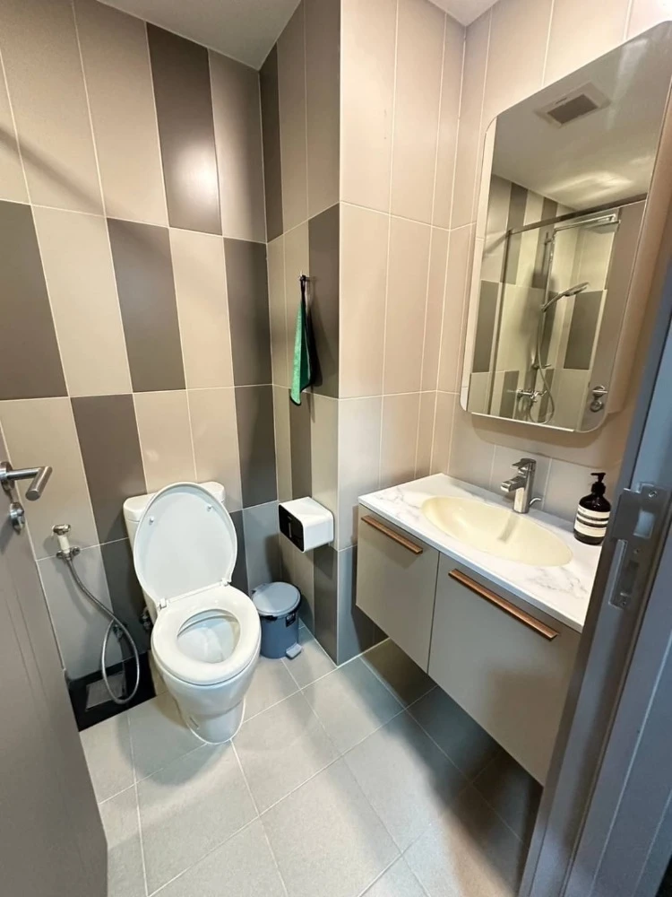 Selling TEAL Sathorn-Taksin Duplex 2-bedroom unit with pool view and full furnishings. Book now! Limited time offer.