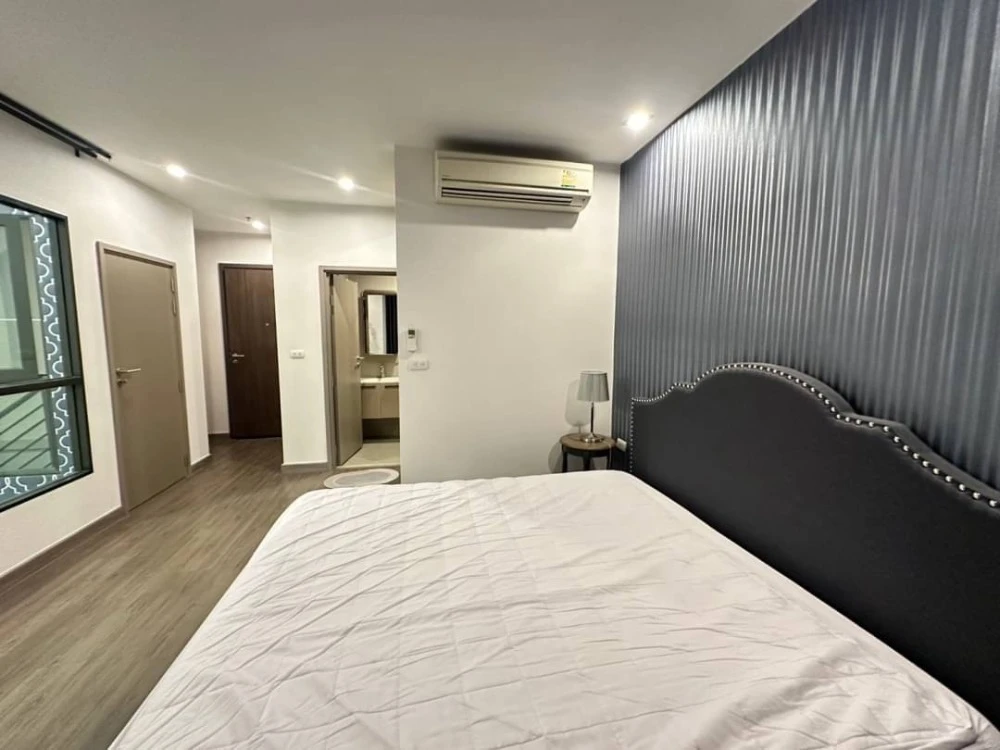 Selling TEAL Sathorn-Taksin Duplex 2-bedroom unit with pool view and full furnishings. Book now! Limited time offer.