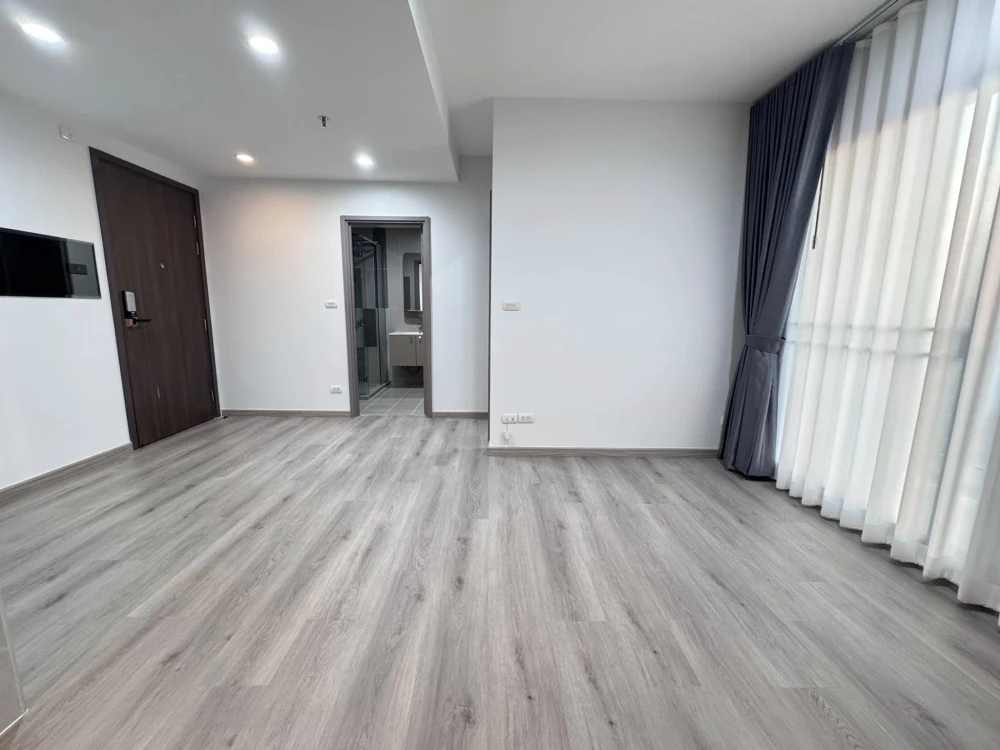 Selling rent TEAL Sathorn-Taksin, corner unit, less crowded, spacious living area, great location, convenient transportation. Book now!